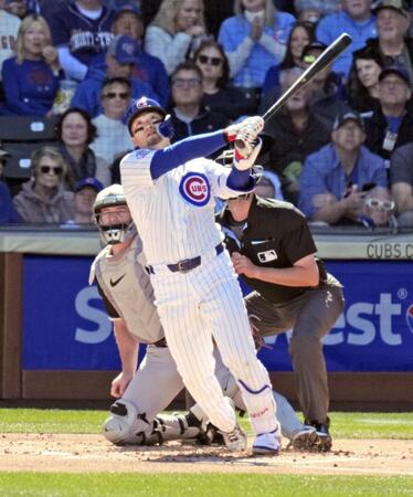 　ホワイトソックス戦の１回、ソロ本塁打を放つ鈴木＝メサ（共同）