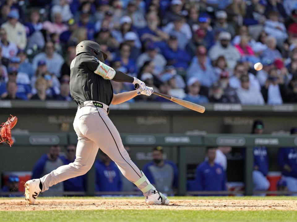 　カブス戦の４回、２点二塁打を放つ村上＝メサ（共同）