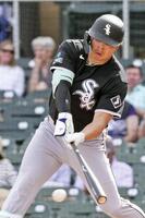 ６回、右前打を放つ村上（共同）