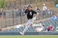 ８回に二塁打を放った村上（共同）