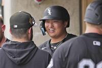 ベンチで笑顔を見せる村上（共同）