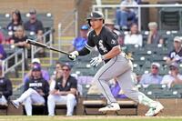 ８回、左翼線二塁打を放つ村上（共同）