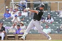 ８回、左翼線二塁打を放つ村上（共同）