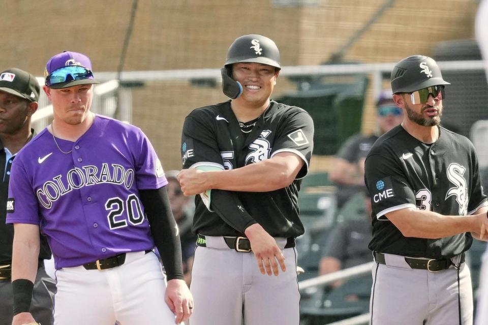 ６回、右前打を放ち笑顔を見せる村上（中央）＝共同