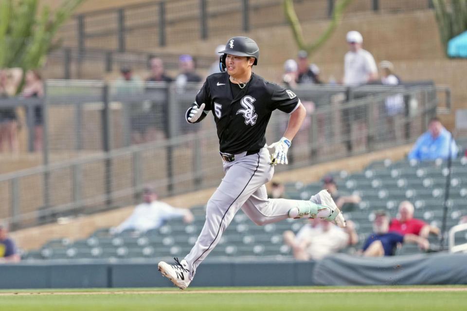 ８回に二塁打を放った村上（共同）