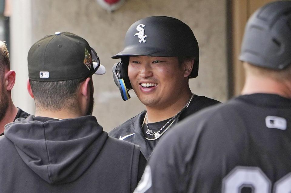 ベンチで笑顔を見せる村上（共同）