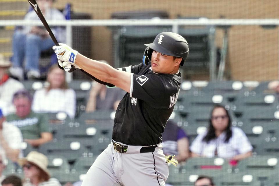 ８回、左翼線二塁打を放つ村上（共同）