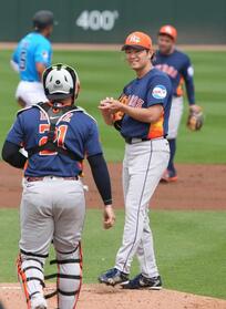 　１回、捕手と言葉を交わすアストロズ・今井（共同）