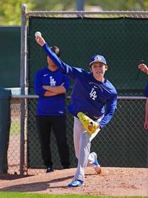 　ブルペンで投球練習するドジャース・佐々木＝グレンデール（共同）