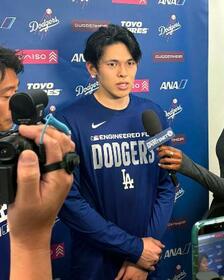 　取材に応じる米大リーグ、ドジャースの佐々木朗希投手＝１０日、アリゾナ州グレンデール（共同）