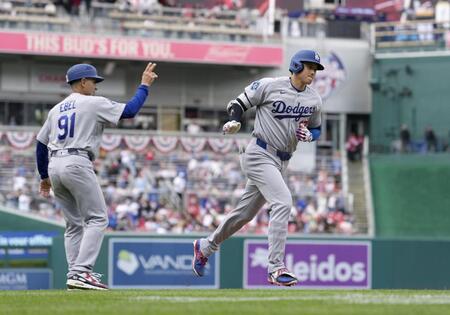 　ナショナルズ戦の３回、２号ソロを放ち塁を回るドジャース・大谷＝ワシントン（共同）