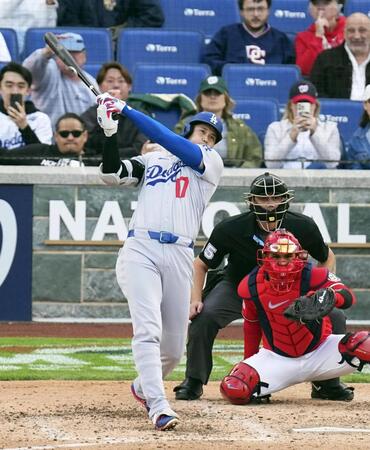 　ナショナルズ戦の８回、勝ち越しの左犠飛を放つドジャース・大谷＝ワシントン（共同）