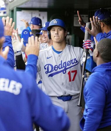 　ナショナルズ戦の８回、勝ち越し犠飛を放ち、迎えられるドジャース・大谷＝ワシントン（共同）