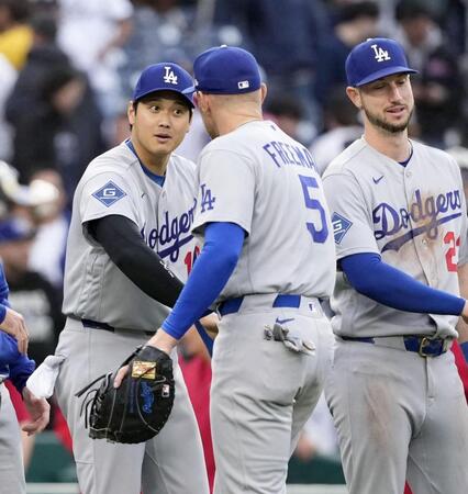 　ナショナルズに勝利し、ナインを迎えるドジャース・大谷（左）＝ワシントン（共同）