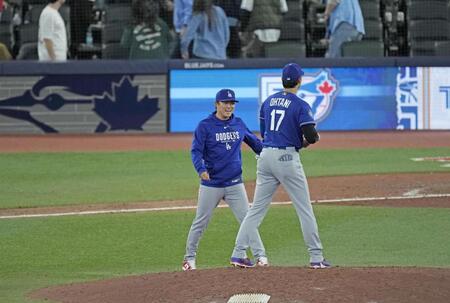 試合後、ブルージェイズ本拠地のマウンドに立つ大谷（１７）と山本（共同）