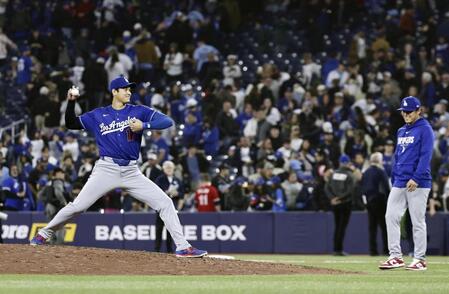 試合後、ブルージェイズ本拠地のマウンドで投球動作をする大谷。右は山本（共同）