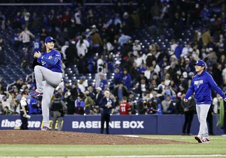 試合後、ブルージェイズ本拠地のマウンドで投球動作をする大谷。右は山本（共同）