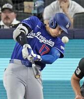 ６回、２試合連続本塁打となる３号ソロを放つ大谷（共同）