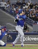 ６回、２試合連続本塁打となる３号ソロを放つ大谷（共同）