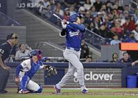 ６回、２試合連続本塁打となる３号ソロを放つ大谷（共同）