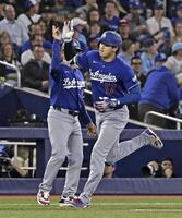 ６回、３号ソロを放ち塁を回る大谷（共同）