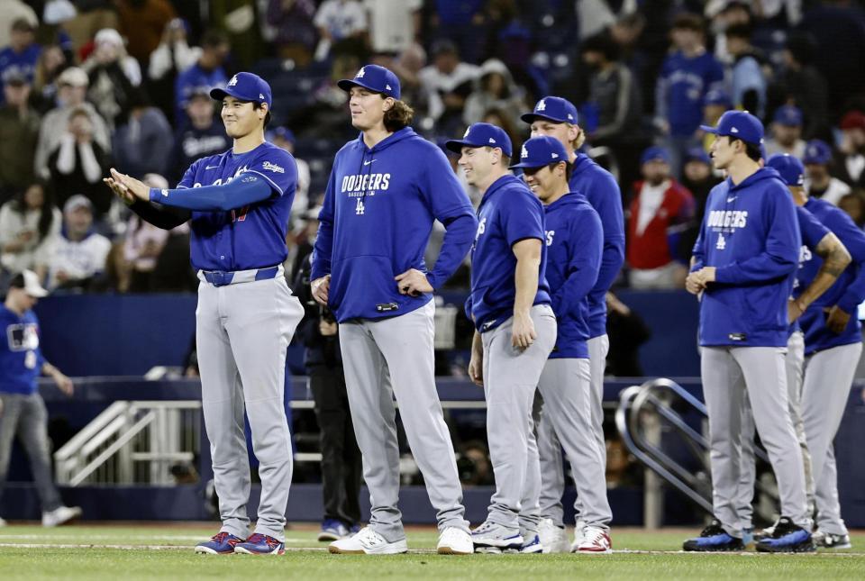 大勝し、ナインを迎える大谷（左端）ら（共同）