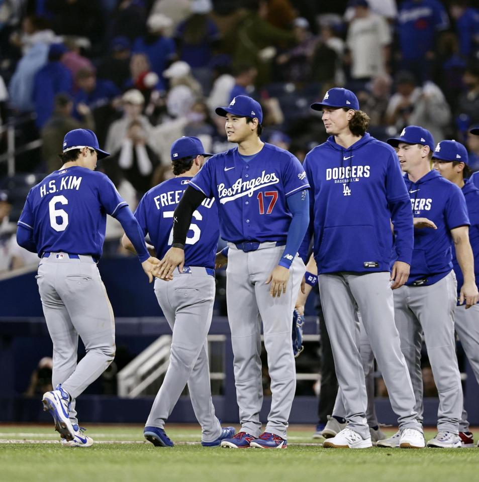 大勝し、ナインとタッチを交わす大谷（１７）＝共同