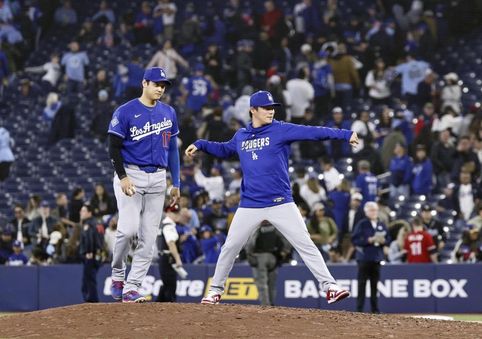 試合後、ブルージェイズ本拠地のマウンドに立つ大谷（左）と山本（共同）