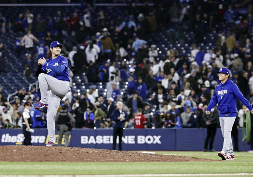 試合後、ブルージェイズ本拠地のマウンドで投球動作をする大谷。右は山本（共同）