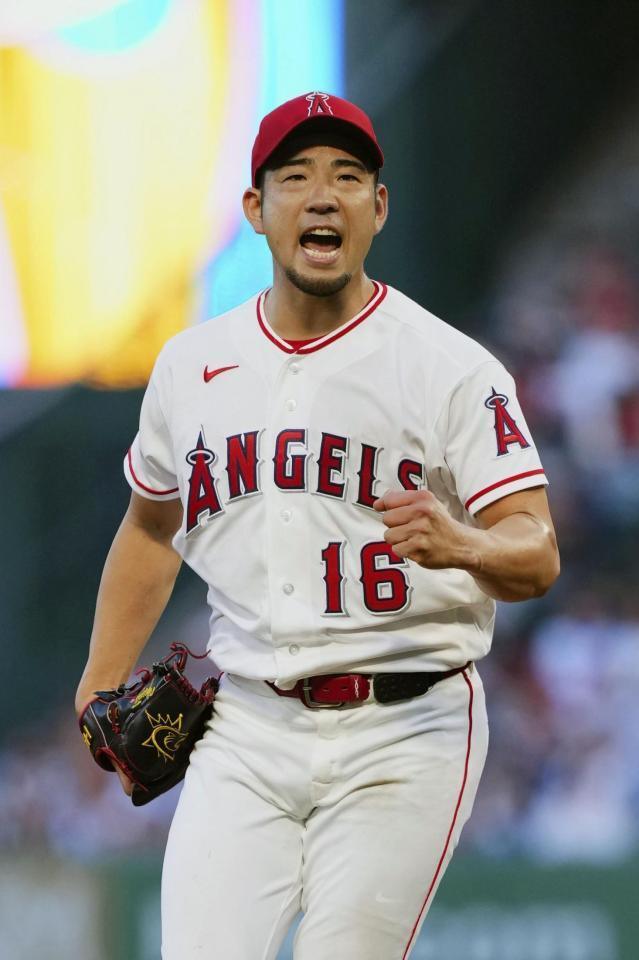 　ブレーブス戦の２回、デュボンを空振り三振に仕留めガッツポーズするエンゼルス・菊池＝アナハイム（共同）