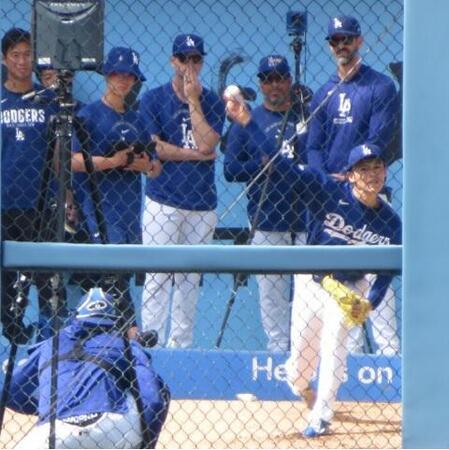 試合前にブルペンで投球練習をする佐々木（撮影・小林信行）