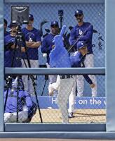 ブルペンで投球練習する佐々木（共同）