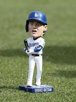 来場者に配られた大谷の首振り人形（共同）