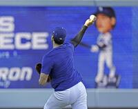 キャッチボールする大谷（共同）