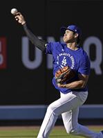 キャッチボールする大谷（共同）