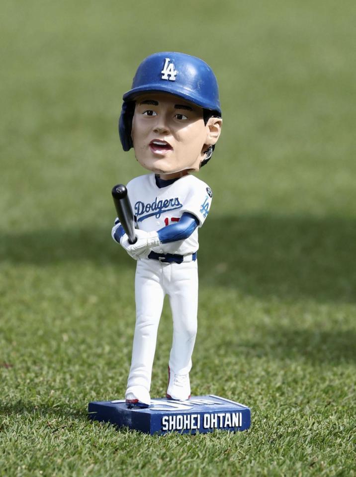 来場者に配られた大谷の首振り人形（共同）