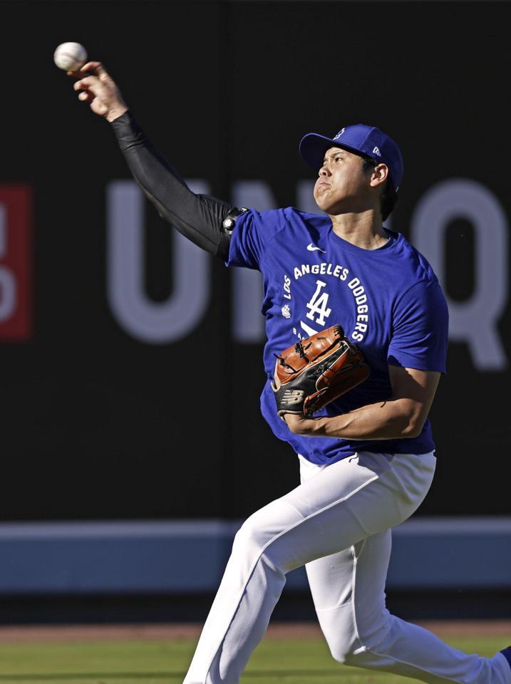 キャッチボールする大谷（共同）