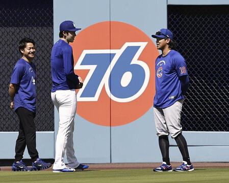 　試合前、言葉を交わすドジャース・佐々木（中央）とカブス・今永（右）＝ロサンゼルス（共同）