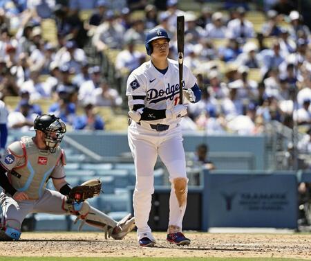 ７回、四球を選んだ大谷（共同）