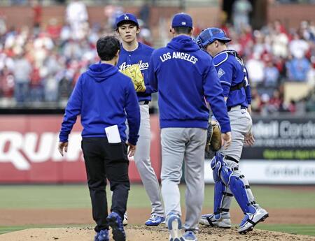 ３回、３失点したドジャース・佐々木（左から２人目）＝共同