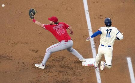 　エンゼルス戦の１回、内野安打を放ち一塁に駆け込むドジャース・大谷＝ロサンゼルス（共同）
