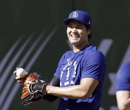 　練習で笑顔を見せるドジャース・大谷＝ロサンゼルス（共同）