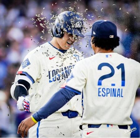 １回、１１号２ランを放ちヒマワリの種を浴びる大谷（ロサンゼルス・ドジャース提供）