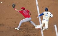 　エンゼルス戦の１回、内野安打を放ち一塁に駆け込むドジャース・大谷＝ロサンゼルス（共同）