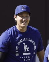 　練習で笑顔を見せるドジャース・大谷＝ロサンゼルス（共同）