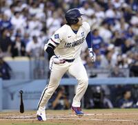 　エンゼルス戦の１回、この回２度目の打席で11号２ランを放ったドジャース・大谷＝ロサンゼルス（共同）