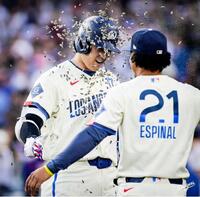 １回、１１号２ランを放ちヒマワリの種を浴びる大谷（ロサンゼルス・ドジャース提供）