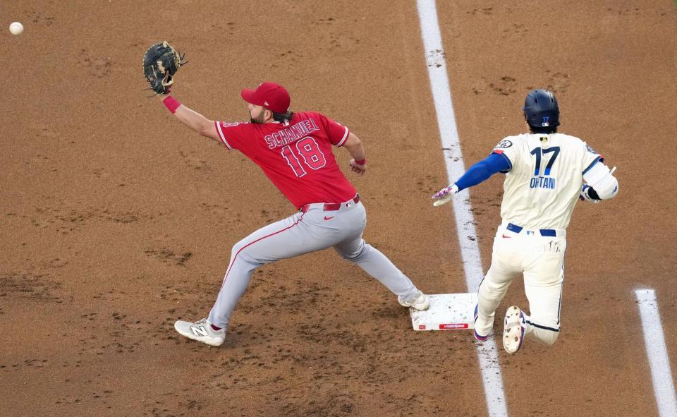 　エンゼルス戦の１回、内野安打を放ち一塁に駆け込むドジャース・大谷＝ロサンゼルス（共同）