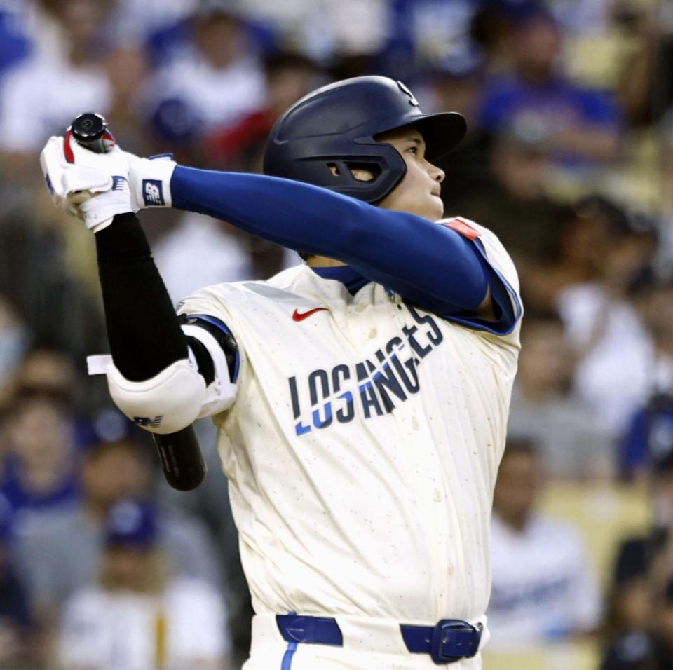 　エンゼルス戦の１回、この回２度目の打席で11号２ランを放つドジャース・大谷＝ロサンゼルス（共同）