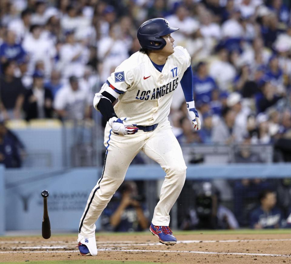 　エンゼルス戦の１回、この回２度目の打席で11号２ランを放ったドジャース・大谷＝ロサンゼルス（共同）